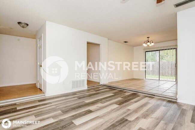 Building Photo - 11 Lakeview Cir