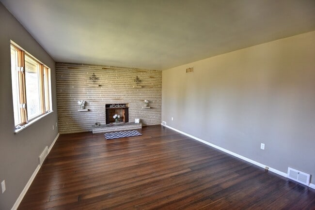 Building Photo - 2 Bed 3 Bath Single Family Home For Rent i...