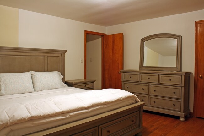 Habitación 1 - 8354 South Ave