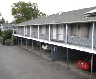 Building Photo - Colonial Apartments