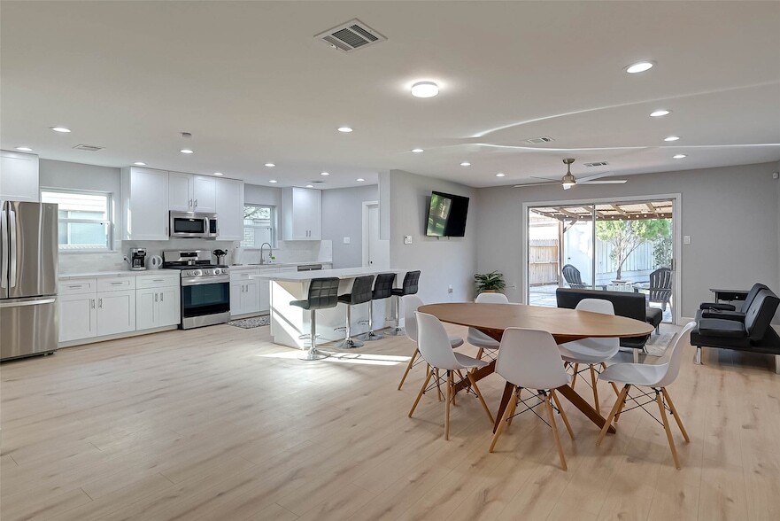 Photo - 5522 Caversham Drive Unit