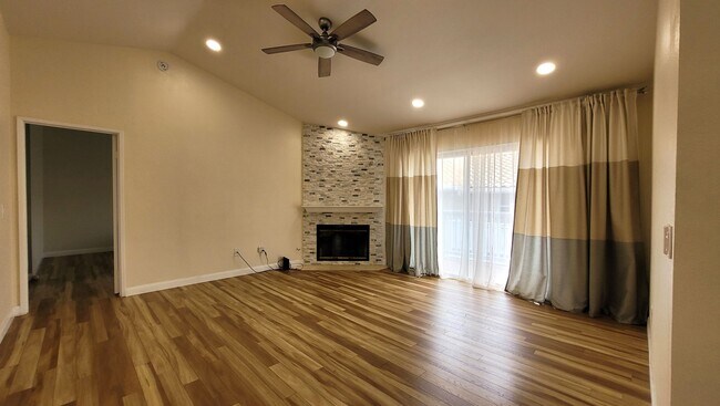 Building Photo - Desirable Upper Unit with  two car garage