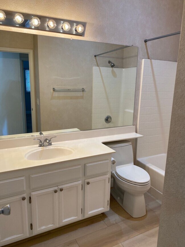 Building Photo - Beautiful 4 Bed 2 Bath House Available Now!