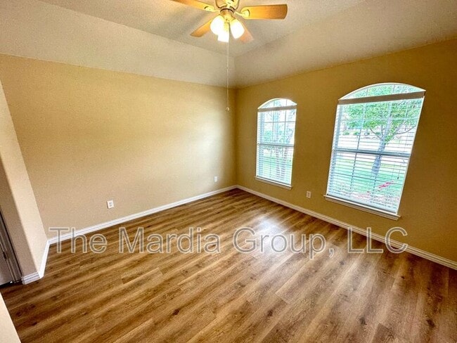Building Photo - 221 Creekwood Dr