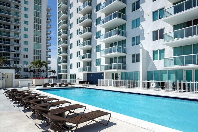 Foto del edificio - 1861 NW S River Dr