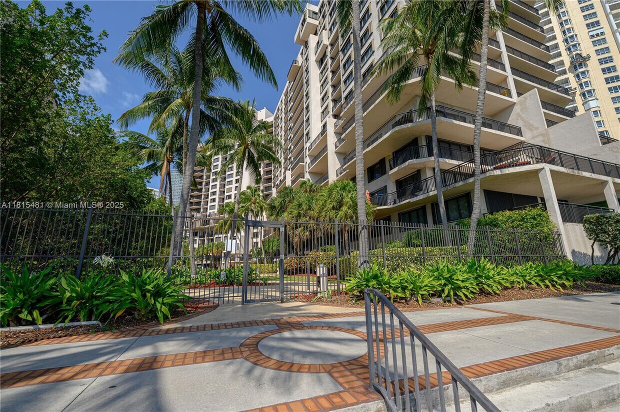 Primary Photo - 540 Brickell Key Dr