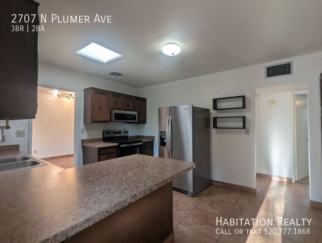 Building Photo - 2707 N Plumer Ave