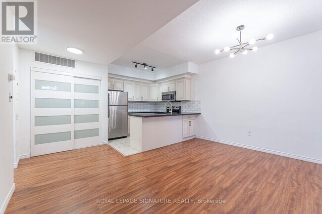 Photo du bâtiment - 760 Lawrence Ave W