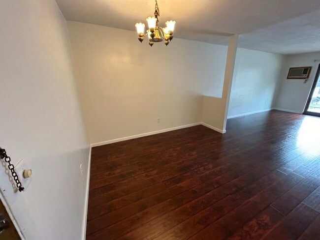Building Photo - 2 Bedroom Condo For Rent