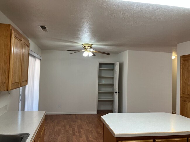 Foto del edificio - 627 E Springhill Dr