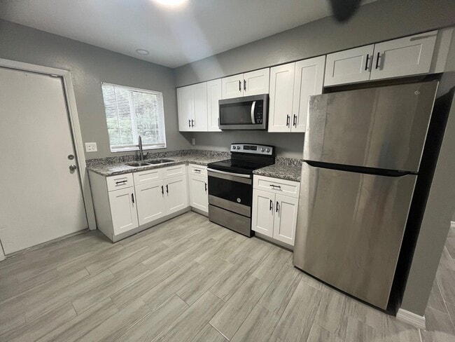 Building Photo - ** COMPLETELY REMODELD UNFURNISHED 2/1 DUPLEX AVAILABLE FOR MOVE-IN NOW  2024  ** ONE SMALL DOG F...