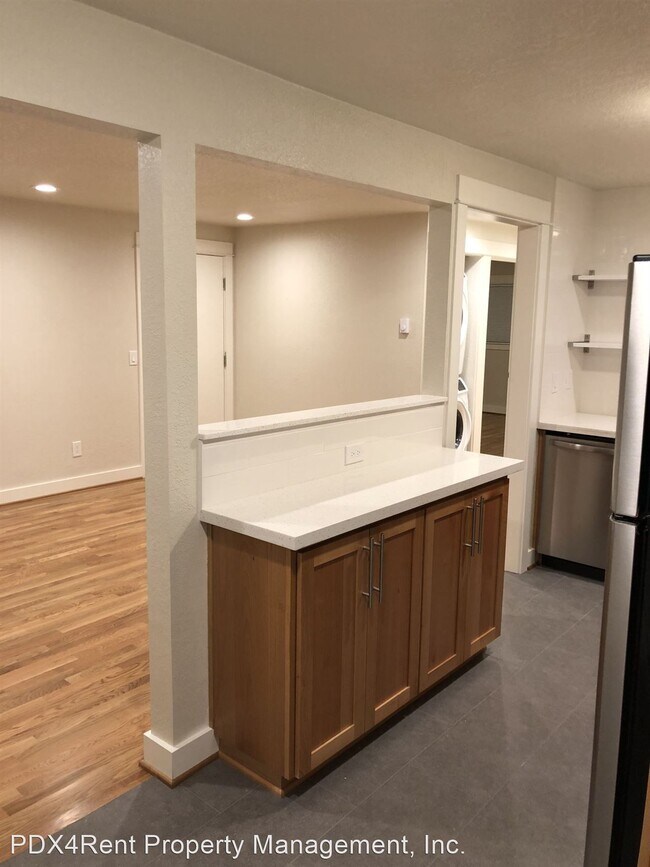 Building Photo - 2 br, 1 bath Apartment - 3931 N Juneau Str...