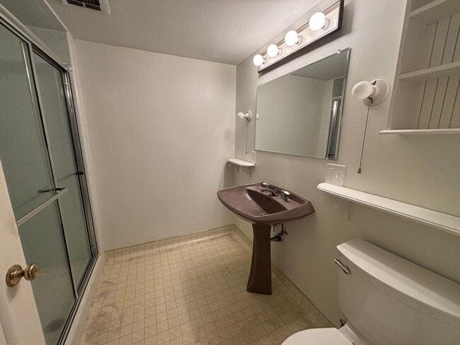 Building Photo - Great University Area Home!