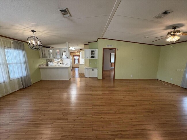 Foto del edificio - 616 Klickety Klak Ln