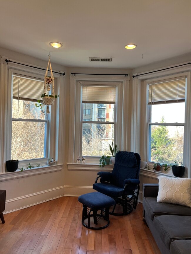 Building Photo - 1360 Girard St NW
