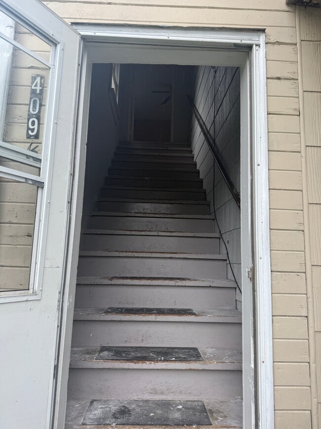 Building Photo - 407 E 4th St