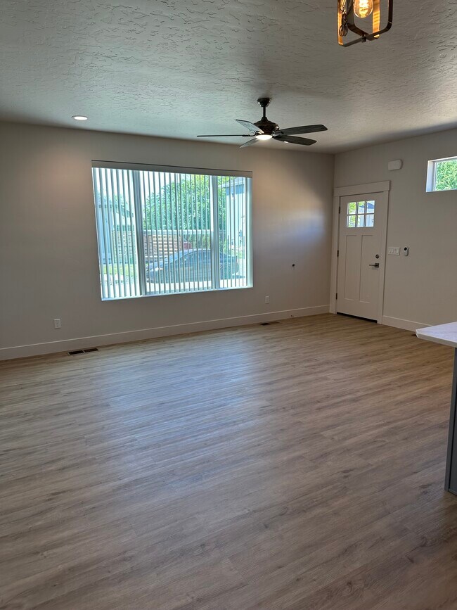 Foto del edificio - 3695 N Maple Grove Rd
