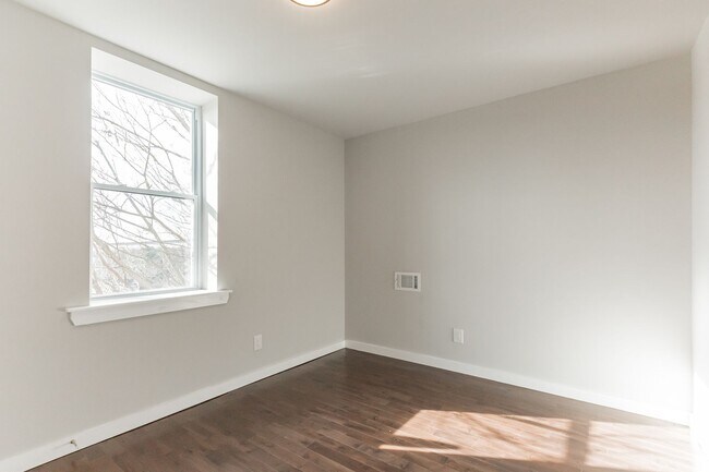 Building Photo - Newly Updated 2 bedroom 1 Bathroom House f...