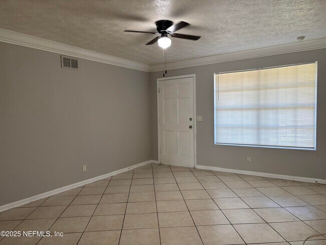 Foto del edificio - 7430 Jade Dr N