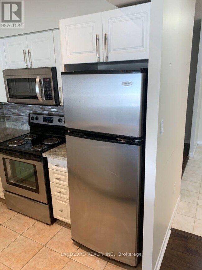 Photo du bâtiment - 887-887 Bay St.