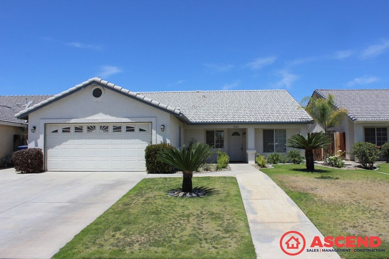 Primary Photo - 4-Bedroom Home Near Shopping Center In Sou...