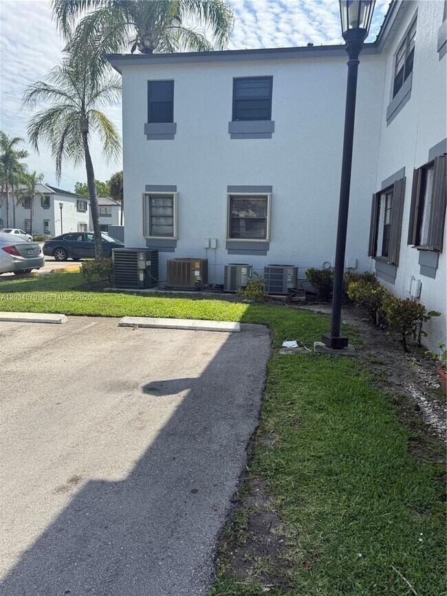 Foto del edificio - 18230 Mediterranean Blvd