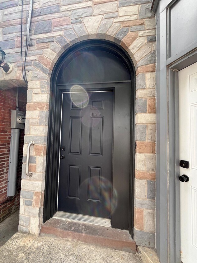 Primary Photo - 652 Columbia Ave