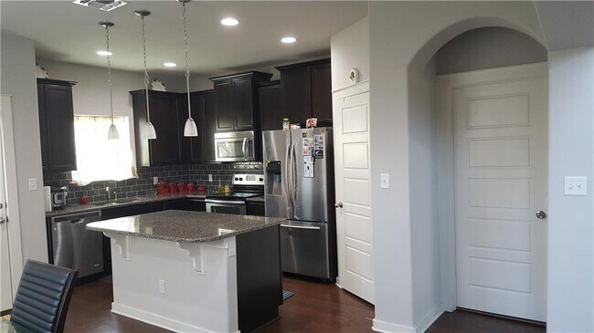 Building Photo - 16105 Hawthorne Heights Trail