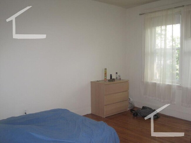 Building Photo - 3 Bed Split NO FEE NO SECURITY Heat Hw inc...