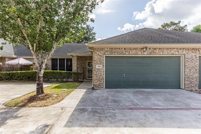 Building Photo - 725 Cedarwood Dr