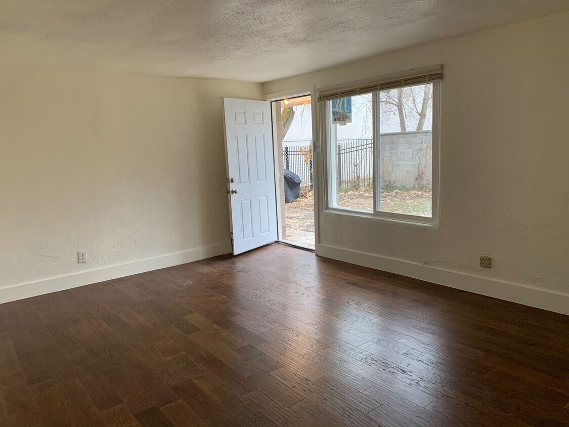 Building Photo - Beautiful Two bedroom , Holladay; 800 sq f...