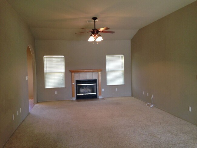 Building Photo - Beautiful 3BR/2BA Home in City