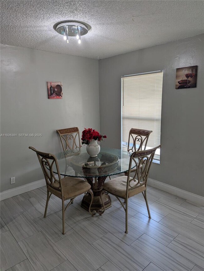 Foto del edificio - 7610 SW 10th St