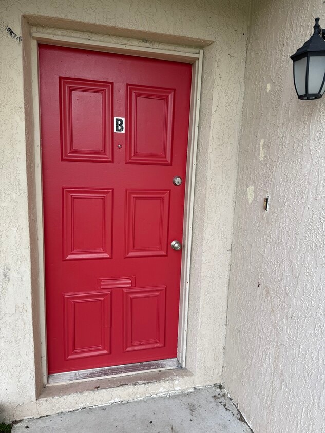 Entry - 7261 Pond Cir