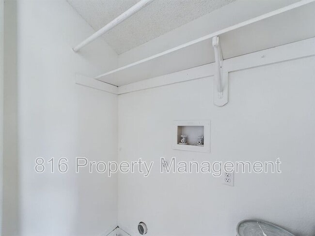 Building Photo - 500 Sky Vue Dr