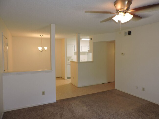 Foto del edificio - Convenient to schools, beaches, & shopping
