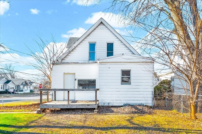 Building Photo - 102 N Cedar Ave