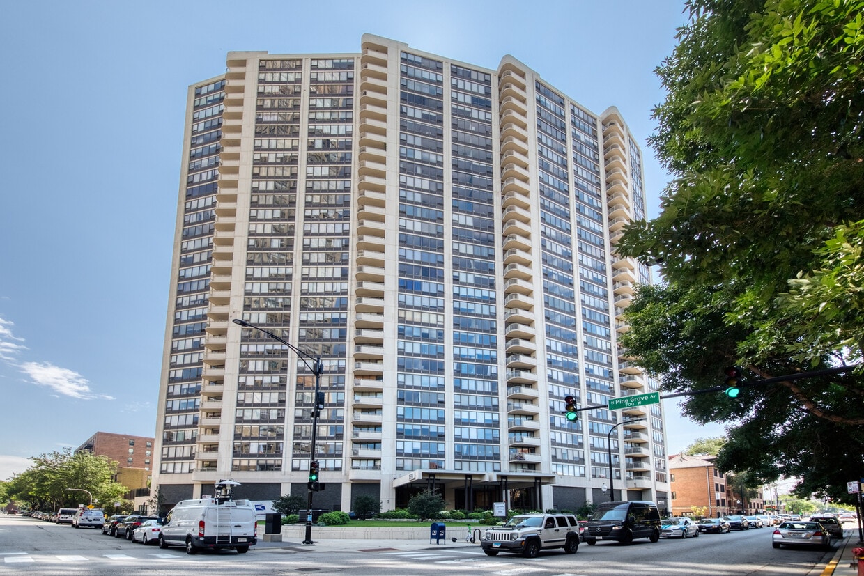 Primary Photo - 3930 N Pine Grove Ave