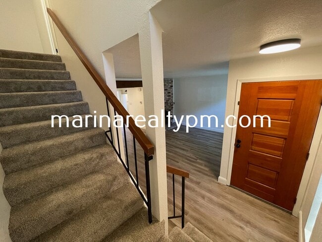 Building Photo - Two Story Crockett Condo Two-Off Street Pa...