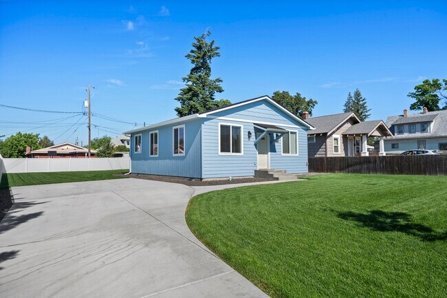 Building Photo - NEWLY RENOVATED 2 BEDROOM HOME.