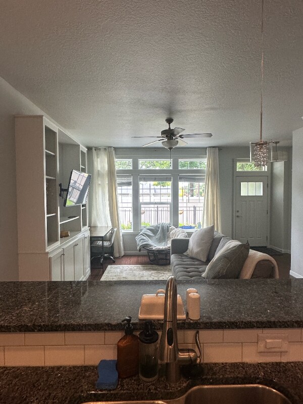 Foto del edificio - 4372 N Five Mile Rd