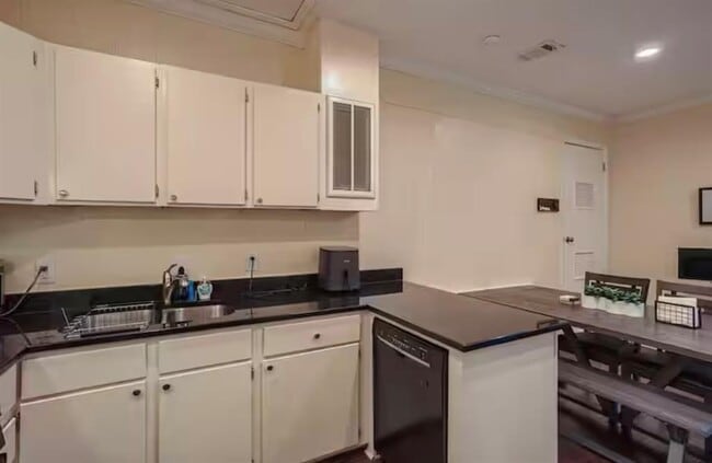 Foto del edificio - 8605 Rockwood Ln