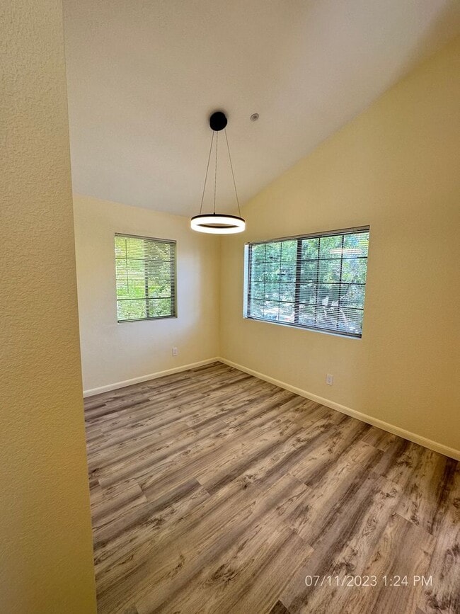 Building Photo - Upstairs One-bedroom Condo