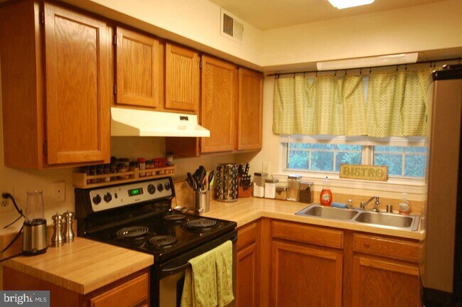 Foto del edificio - 7746 New Providence Dr