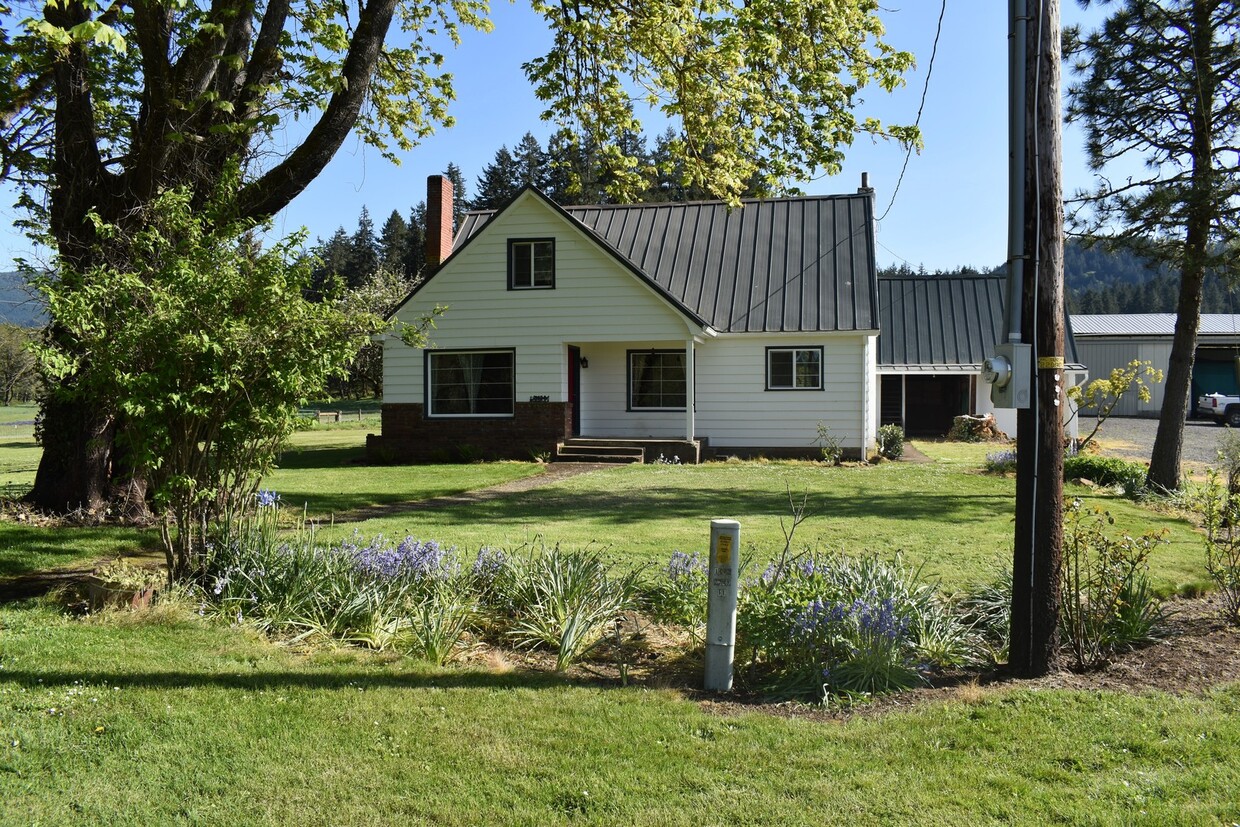 Primary Photo - 4-Bedroom Home in the Country!