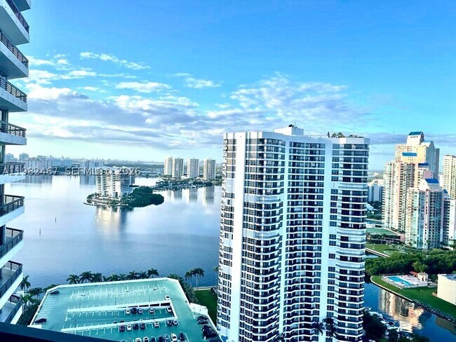 Building Photo - 3500 Mystic Pointe Dr