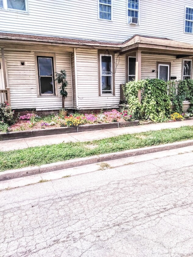 Primary Photo - 319 N Elm St