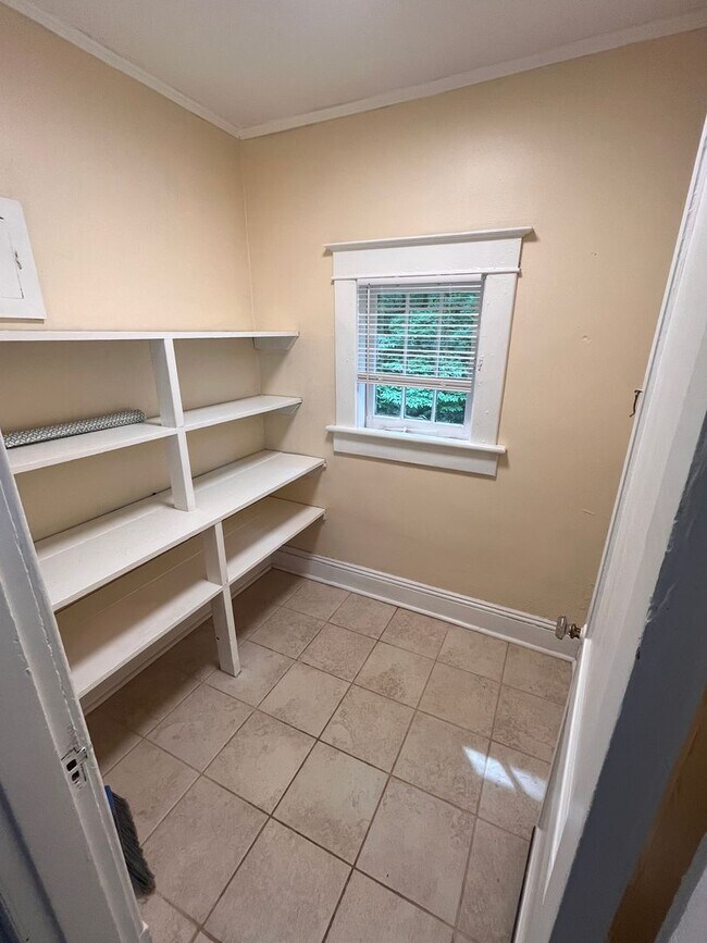 Building Photo - 3 Bedroom || 1.5 Bathroom Home