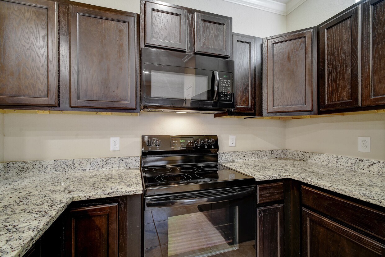 Foto principal - 6930 Lakeview Dr.
