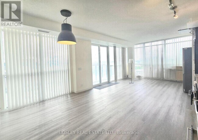 Photo du bâtiment - 770-PH770 Bay St.